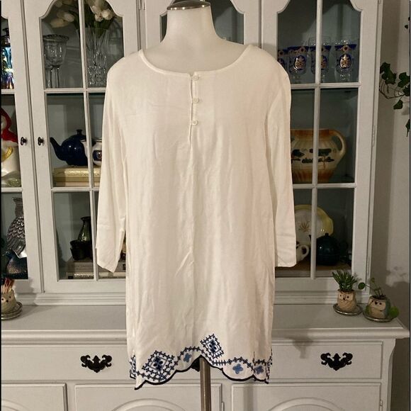 White Tunic | M | Blue Embroidery - Picture 1 of 5